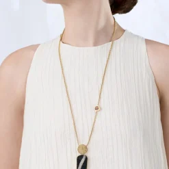 Długi naszyjnik z czarną, ceramiczną zawieszką z kolekcji Monumental