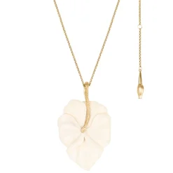 Długi naszyjnik z rzeźbionym hibiskusem z kolekcji Kembali