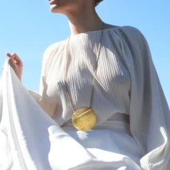 Długi naszyjnik z zawieszką inspirowana księżycem w pełni z kolekcji Moon