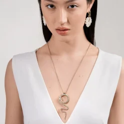 Długi, pozłacany naszyjnik z zawieszką w kształcie węża z kolekcji Kembali