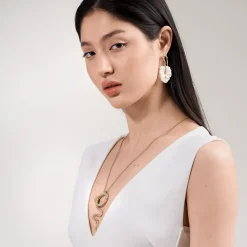 Długi, pozłacany naszyjnik z zawieszką w kształcie węża z kolekcji Kembali