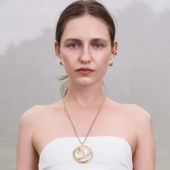 Długi, pozłacany naszyjnik z okrągłą zawieszką z kolekcji Prato