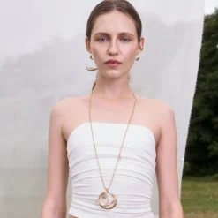 Długi, pozłacany naszyjnik z okrągłą zawieszką z kolekcji Prato