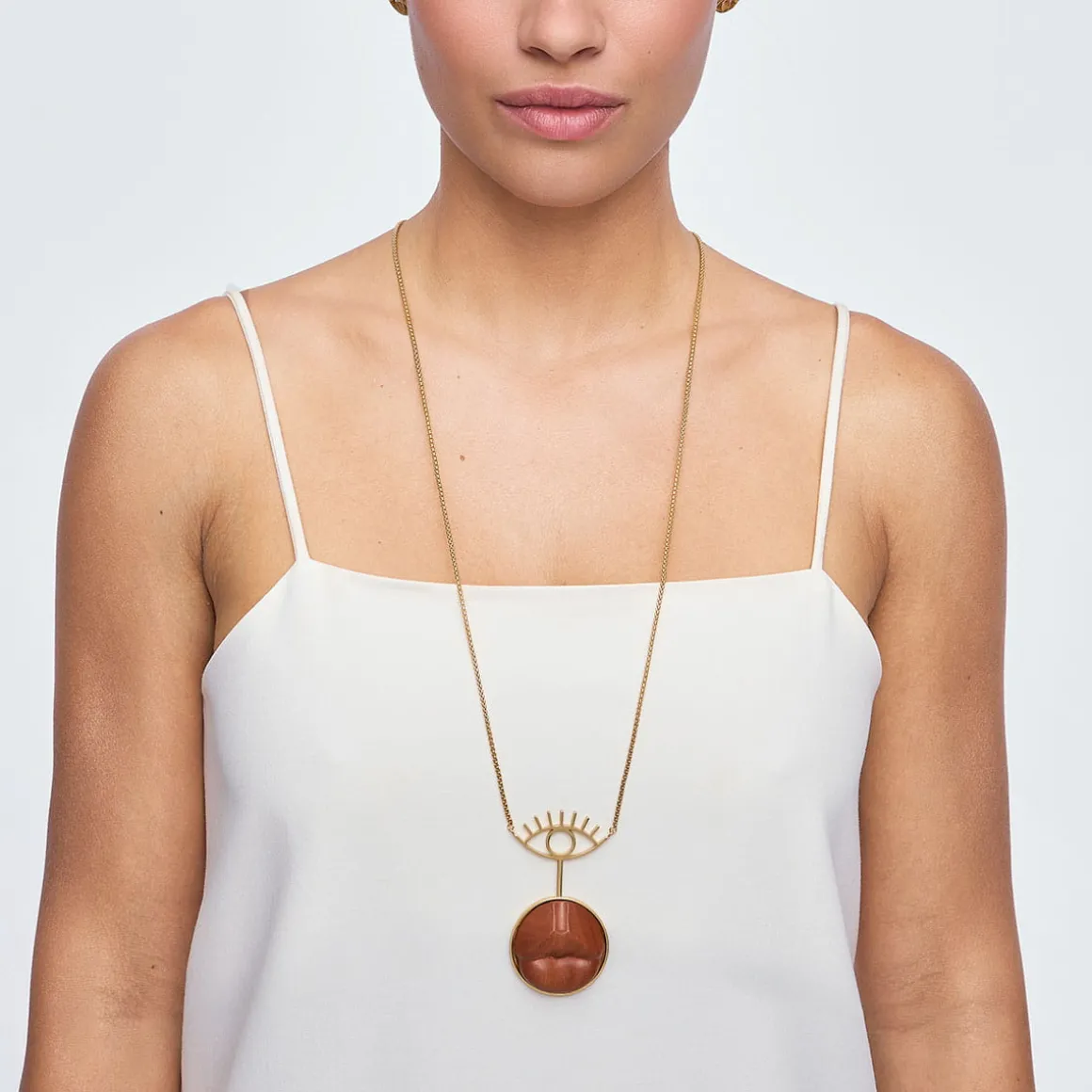 Długi, pozłacany naszyjnik z rzeźbionymi w drewnie ustami z kolekcji Kembali