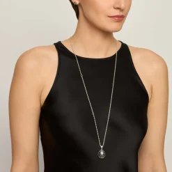 Długi, srebrny naszyjnik z ozdobną zawieszką z kolekcji Minakari