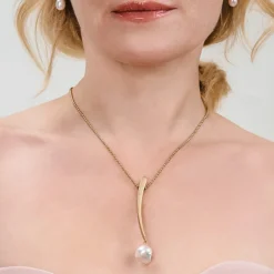 Długi, złoty naszyjnik z perłą z kolekcji Parer