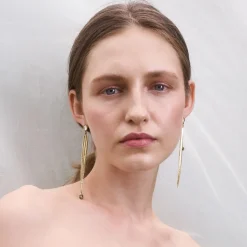 Długie, asymetryczne kolczyki z kryształem górskim z kolekcji Prato