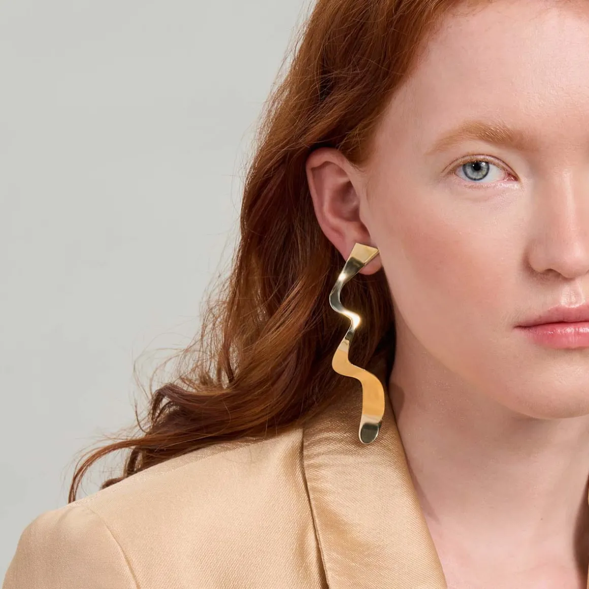 Długie, nieregularne kolczyki z połyskiem z kolekcji Tache