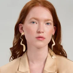 Długie, nieregularne kolczyki z połyskiem z kolekcji Tache