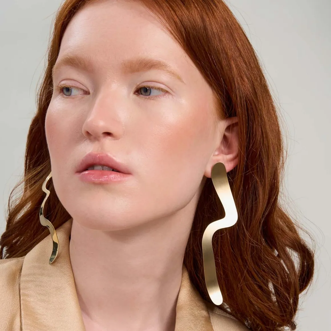 Długie, nieregularne kolczyki z połyskiem z kolekcji Tache