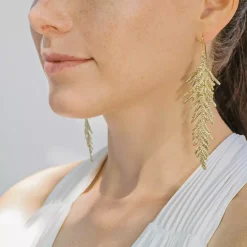 Długie pozłacane kolczyki gałązki z kolekcji Thuja