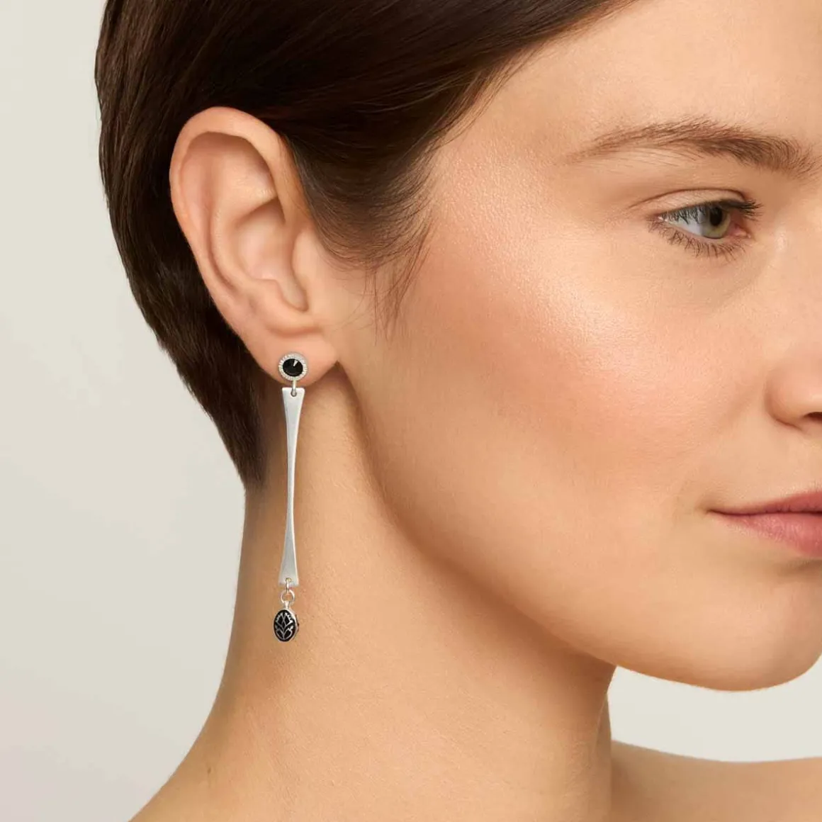 Długie, srebrne kolczyki z kolekcji Minakari