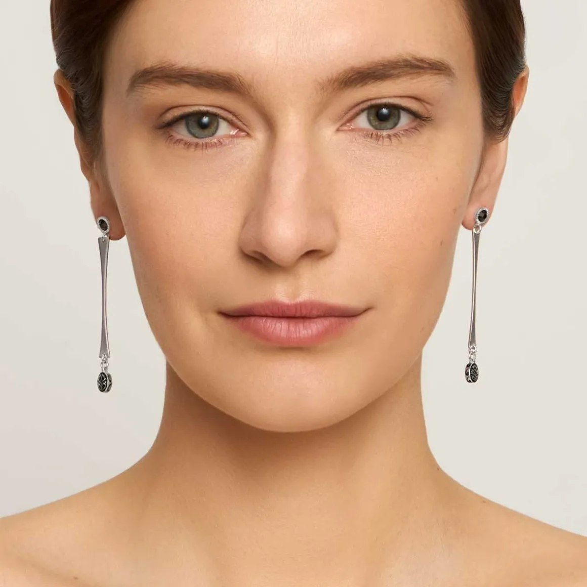 Długie, srebrne kolczyki z kolekcji Minakari