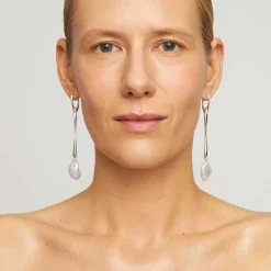 Długie, srebrne kolczyki z perłami z kolekcji Perle