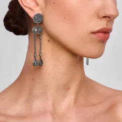 Długie, srebrne kolczyki z fragmentami medialonów z kolekcji Semios