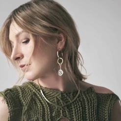 Długie, wiszące kolczyki koła z wygrawerowanym feniksem i piwonią z kolekcji Tattoo