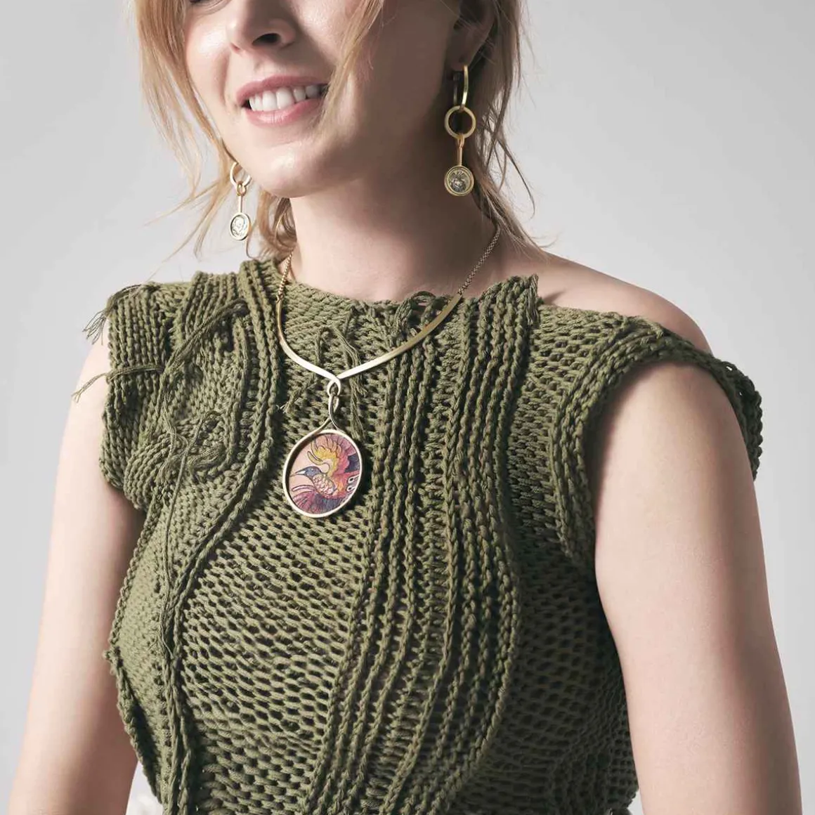 Długie, wiszące kolczyki koła z wygrawerowanym feniksem i piwonią z kolekcji Tattoo