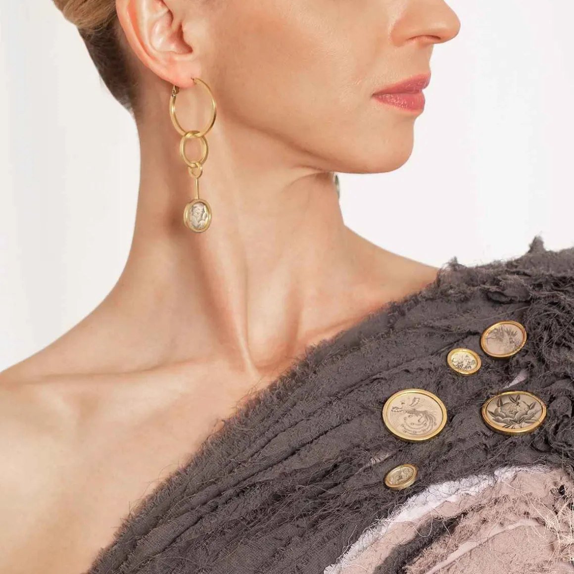 Długie, wiszące kolczyki koła z wygrawerowanym feniksem i piwonią z kolekcji Tattoo