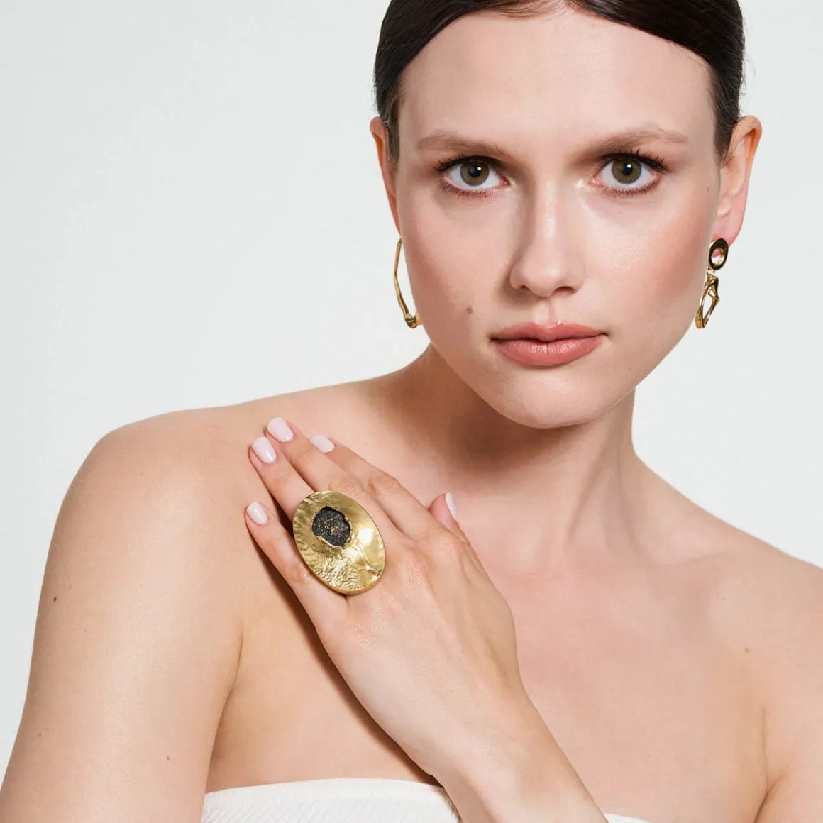 Duży, artystyczny pierścionek z syntetycznym kamieniem z kolekcji New Stone