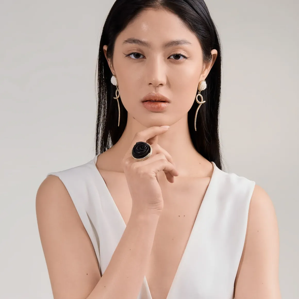 Duży pierścionek z rzeźbioną w drewnie różą z kolekcji Kembali