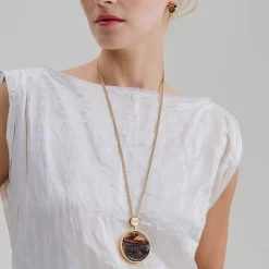 Dwustronny, pozłacany naszyjnik z dużym bursztynem z kolekcji Baltica