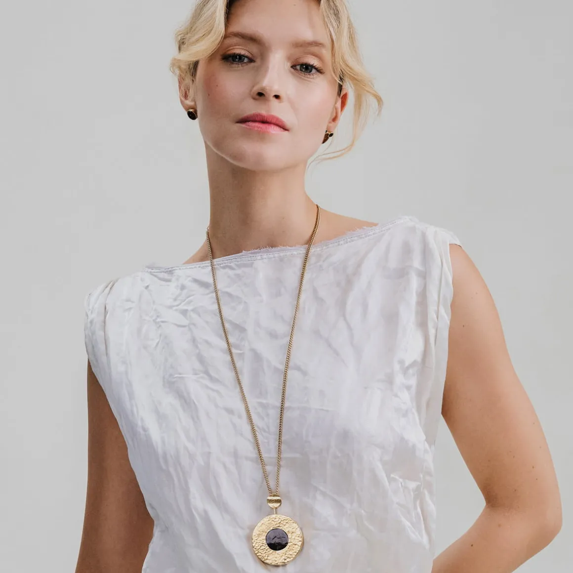 Dwustronny, pozłacany naszyjnik z dużym bursztynem z kolekcji Baltica