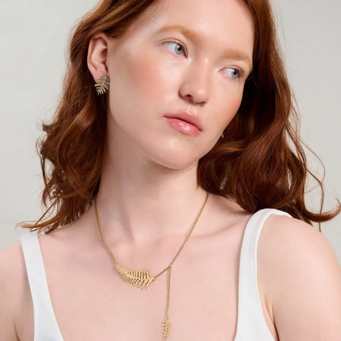 Elegancki, krótki naszyjnik z liściem paproci z kolekcji Plantis