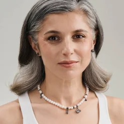 Elegancki naszyjnik z perłami i srebrnymi zawieszkami z kolekcji Soda