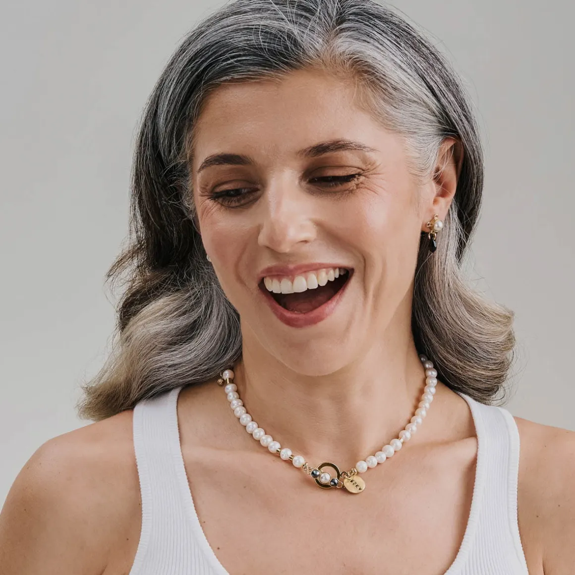 Elegancki naszyjnik z perłami i pozłacanymi zawieszkami z kolekcji Soda