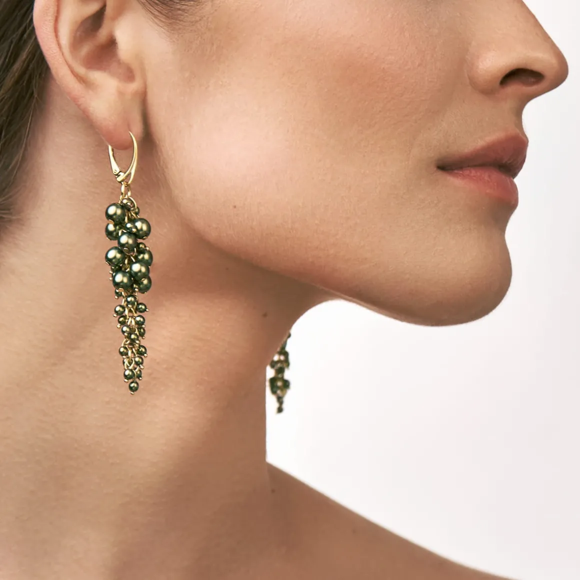 Eleganckie, długie kolczyki z zielonymi perełkami i kryształami z kolekcji Bery