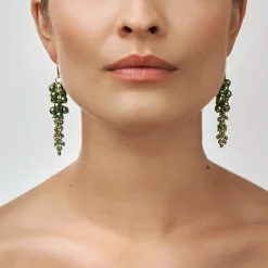 Eleganckie, długie kolczyki z zielonymi perełkami i kryształami z kolekcji Bery