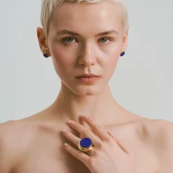 Geometryczny pierścionek na szerokiej obrączce z lapis lazuli z kolekcji Orini