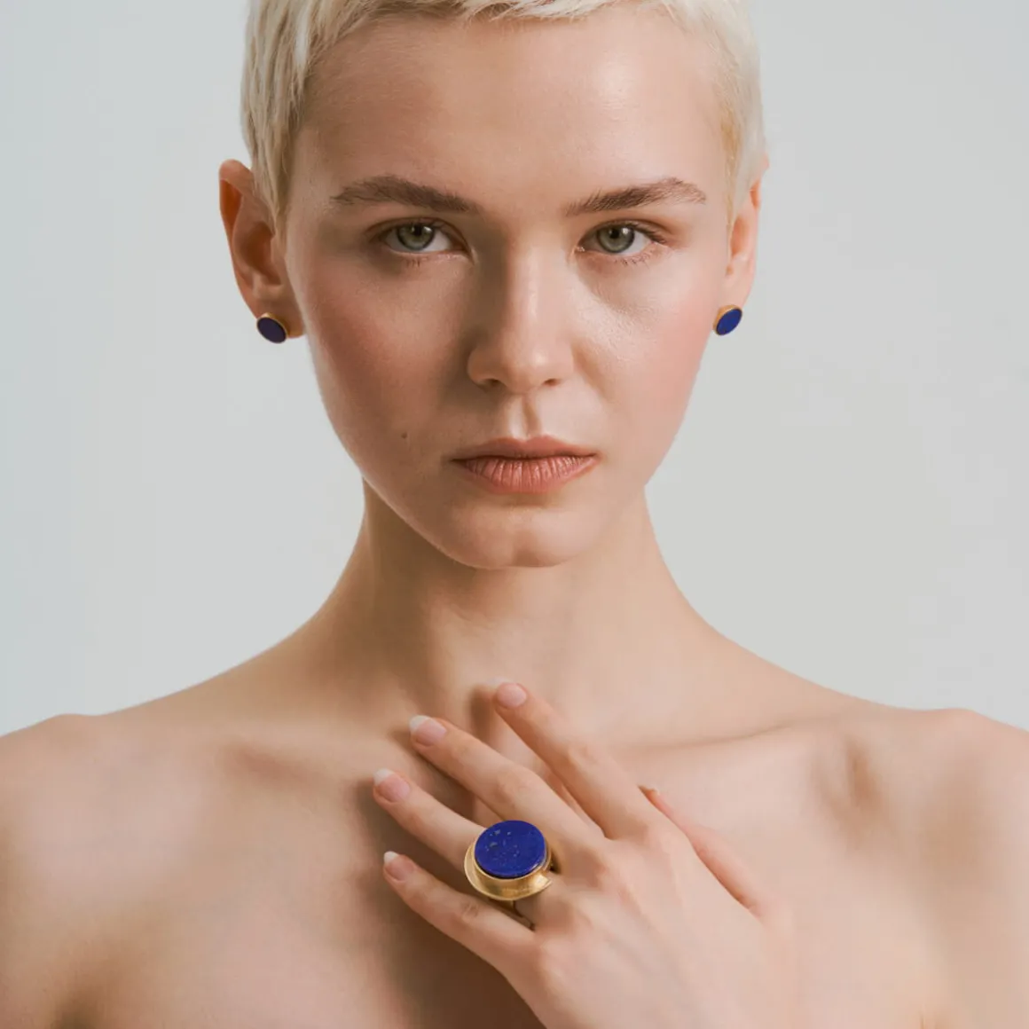 Geometryczny pierścionek na szerokiej obrączce z lapis lazuli z kolekcji Orini