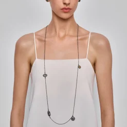 Grafitowy, długi naszyjnik z ozdobnymi zawieszkami z kolekcji Semios