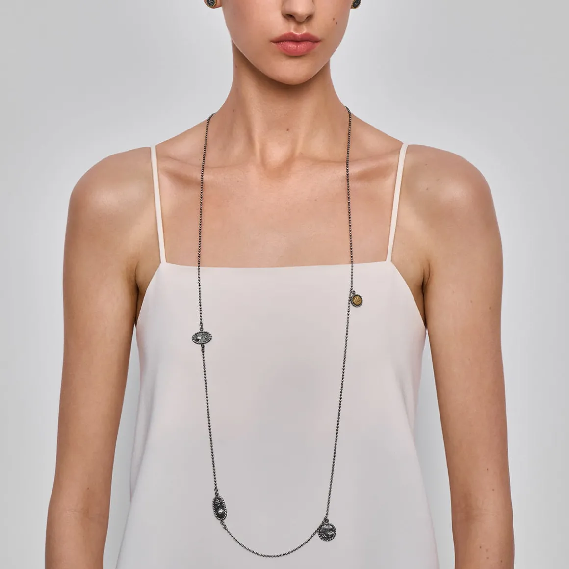 Grafitowy, długi naszyjnik z ozdobnymi zawieszkami z kolekcji Semios