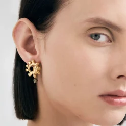 Gwiaździste, pozłacane kolczyki z meteorytem z kolekcji Meteoros