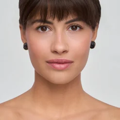 Kolczyki z ustami rzeźbionymi w drewnie z kolekcji Kembali