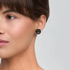 Kolczyki z ustami rzeźbionymi w drewnie z kolekcji Kembali