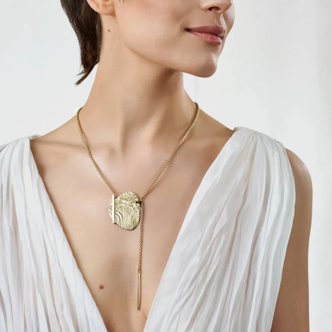 Krótki naszyjnik z nieregularną zawieszką z kolekcji Moon