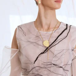 Krótki naszyjnik z nieregularną zawieszką z kolekcji Moon