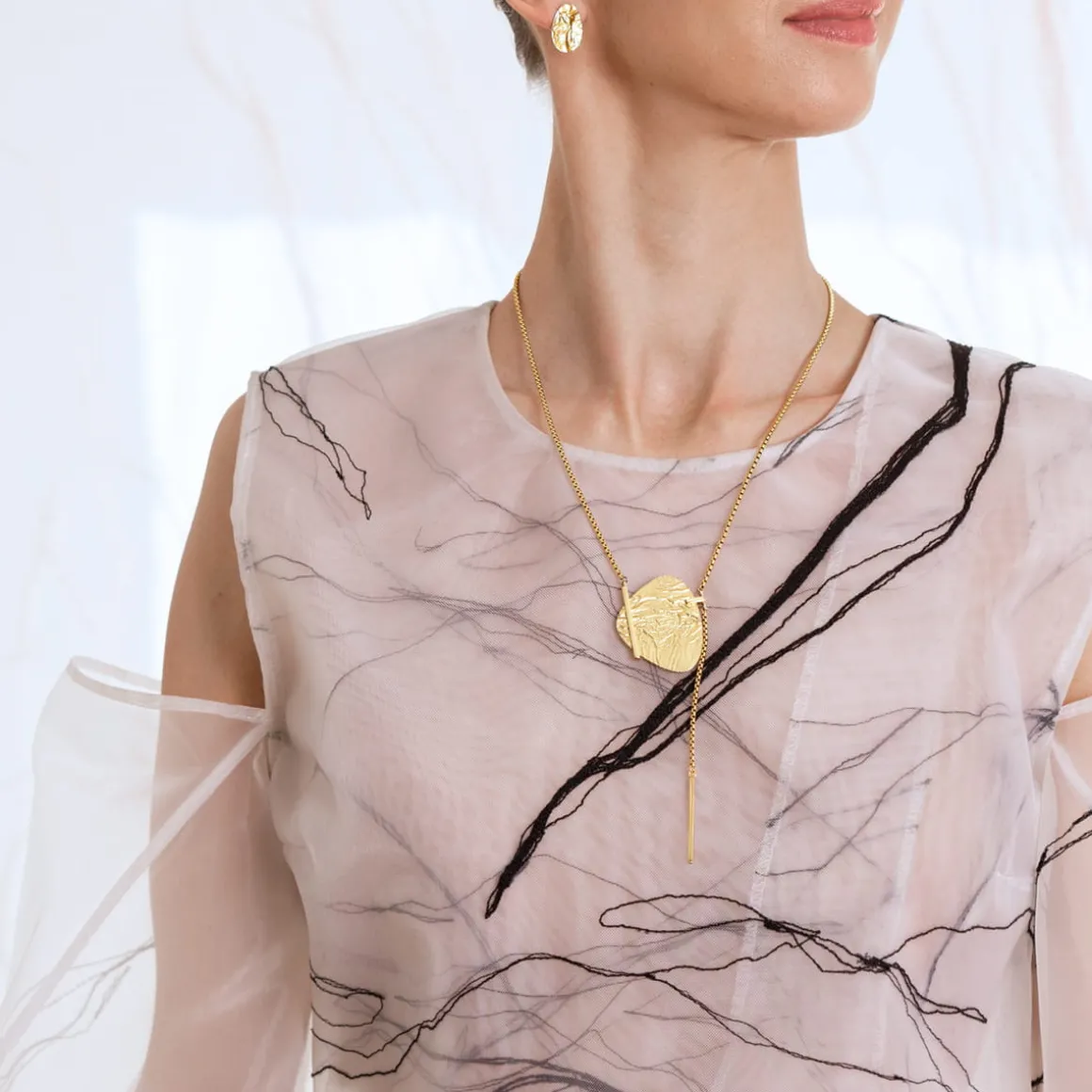 Krótki naszyjnik z nieregularną zawieszką z kolekcji Moon