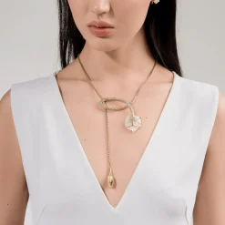 Krótki naszyjnik z rzeźbionym hibiskusem z kolekcji Kembali