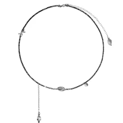 Krótki naszyjnik z szafirami i srebrnymi zawieszkami z kolekcji Bery