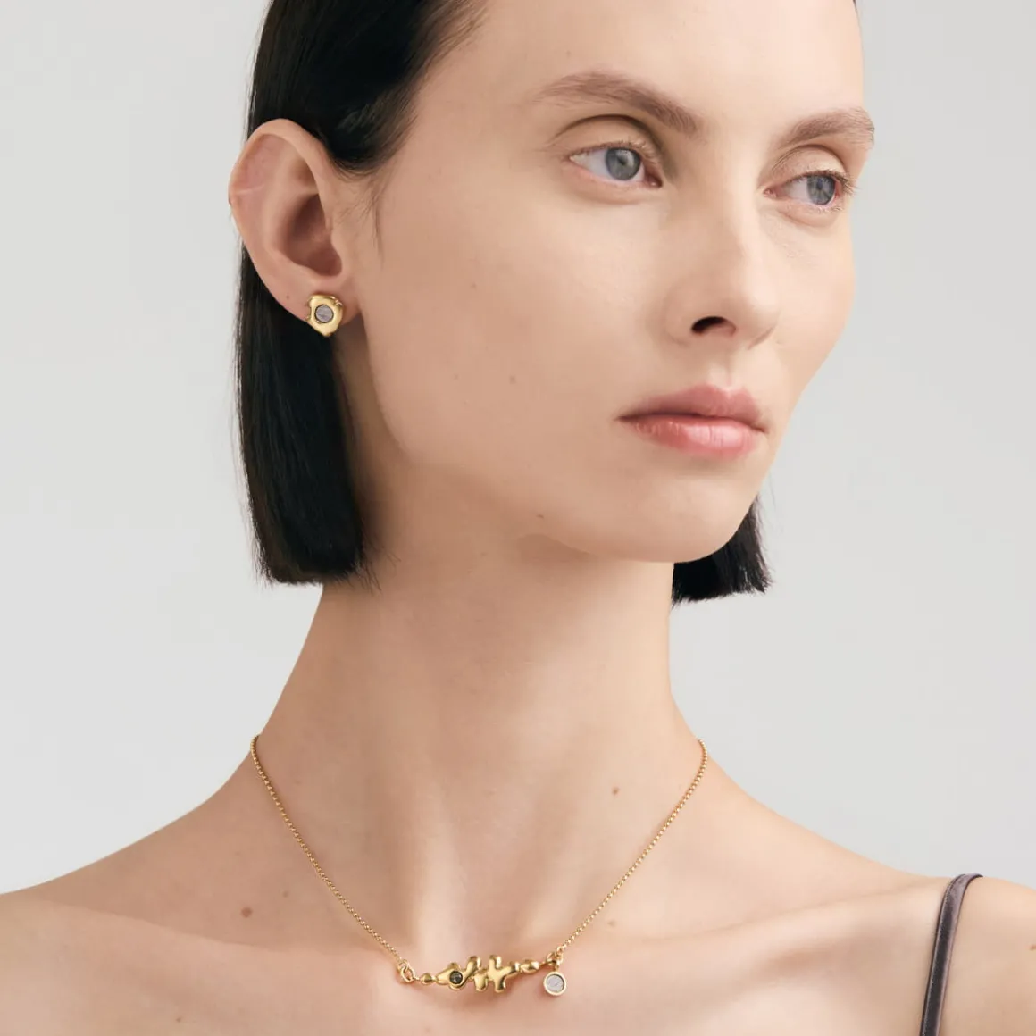 Krótki naszyjnik z zawieszką z meteorytem z kolekcji Meteoros