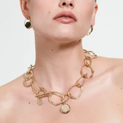 Krótki, złoty naszyjnik łańcuch z kolekcji New Stone