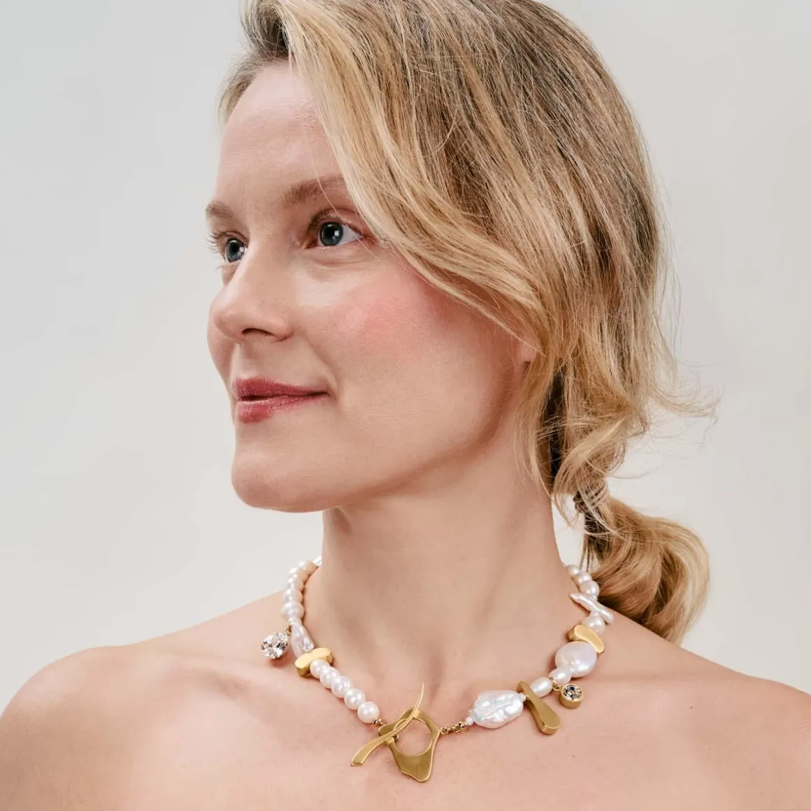 Krótki, złoty naszyjnik z nieregularnych pereł z kolekcji Parer