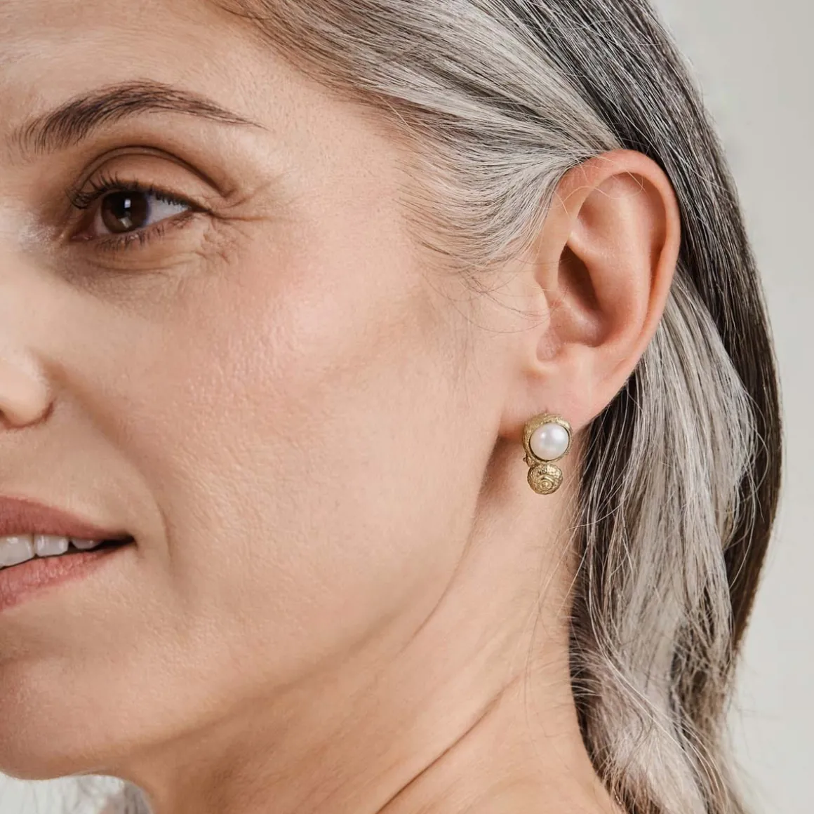 Krótkie, pozłacane kolczyki w kształcie żołędzia z perłą