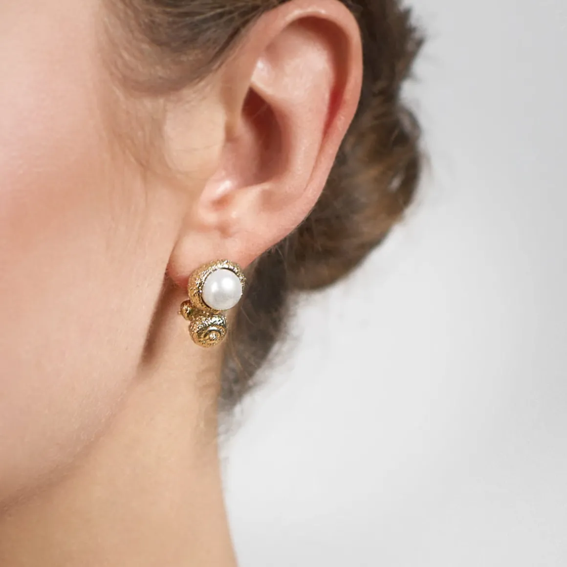 Krótkie, pozłacane kolczyki w kształcie żołędzia z perłą
