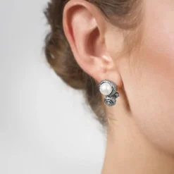 Krótkie, srebrne kolczyki w kształcie żołędzia z perłą