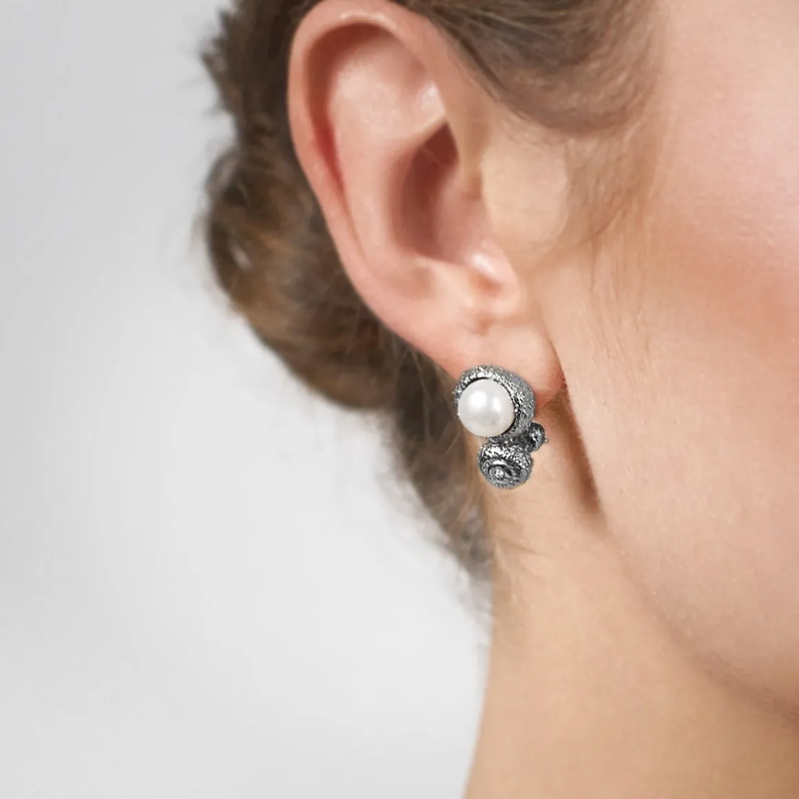 Krótkie, srebrne kolczyki w kształcie żołędzia z perłą